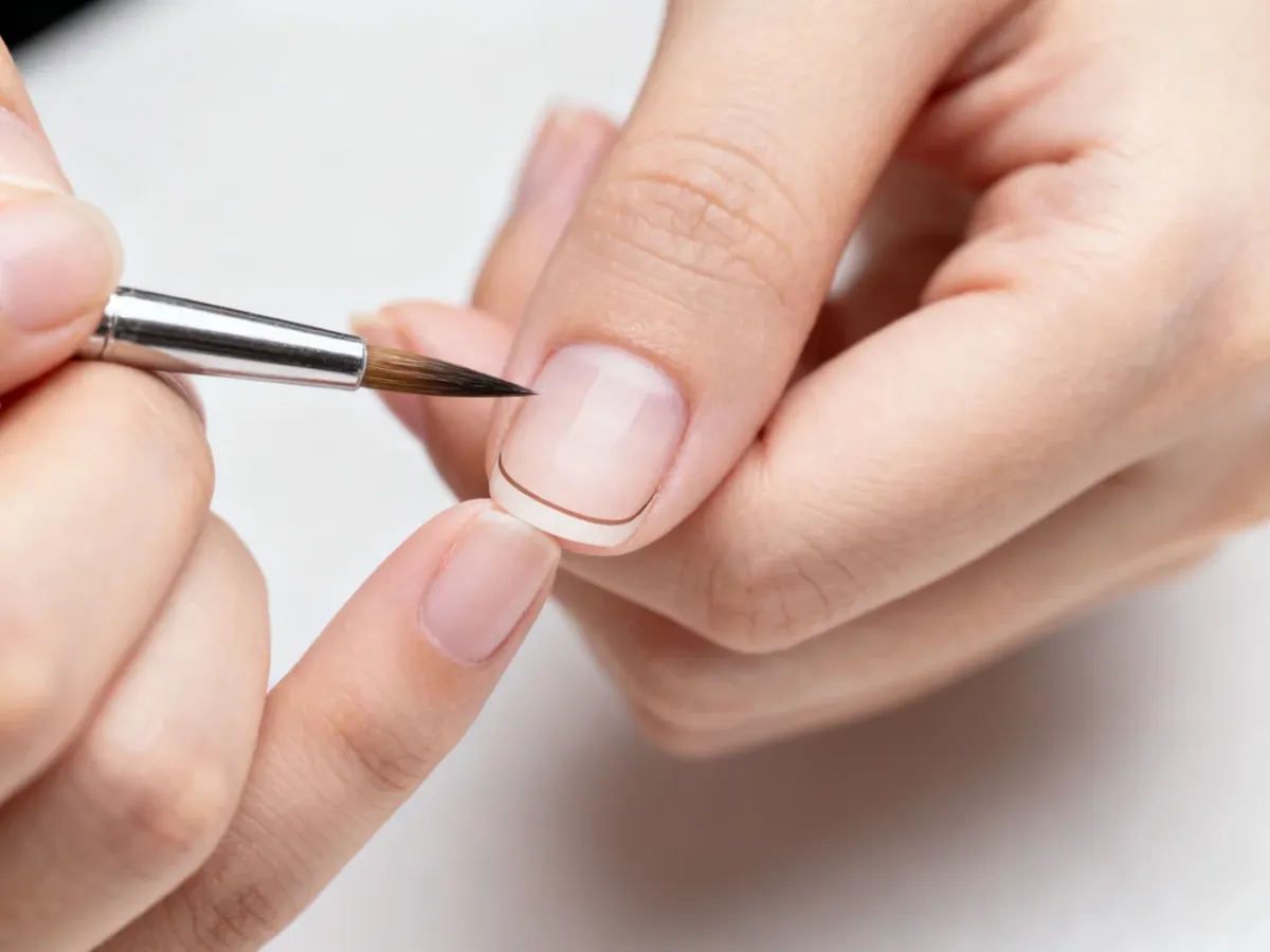 Precyzyjna aplikacja lakieru przy technice włoskiego manicure